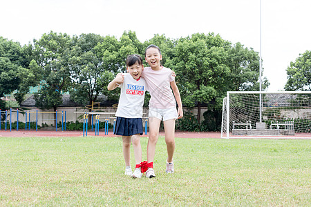 足球草坪小学生在草坪操场上玩游戏背景