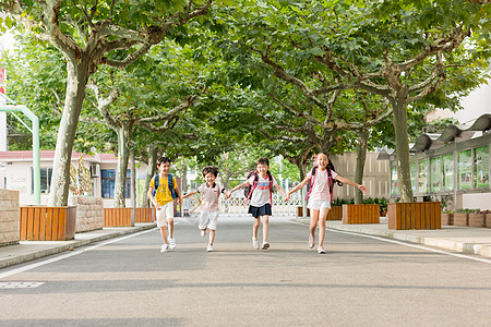 小孩手拉手开学季手拉手去上学的同学们背景