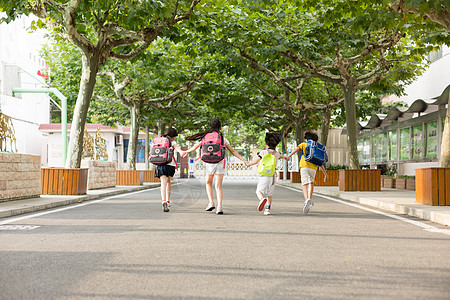 儿童手拉手开学季手拉手去上学的同学们背景