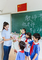 教师节学生给老师献花图片