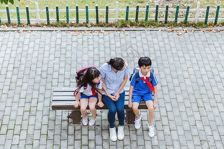 课间老师正在给学生们辅导图片