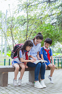 孩子认真课间老师正在给学生们辅导背景