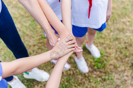 大人与小孩老师与学生们加油搭手手势背景