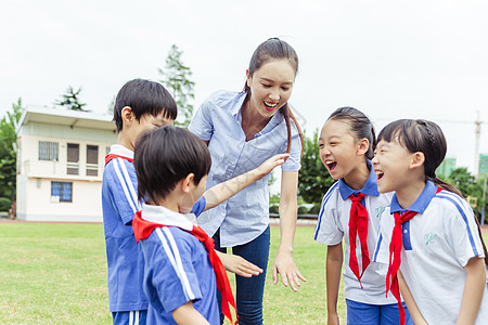 人民教师老师与学生们在草地上欢呼背景