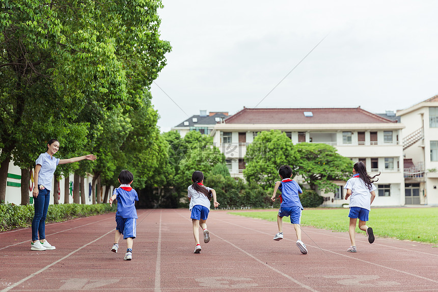 老师看孩子们在操场上奔跑图片