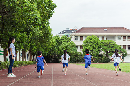 老师背影老师看孩子们在操场上奔跑背景