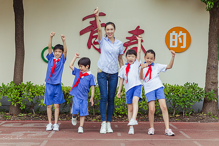 大人与小孩老师与学生们在操场上欢呼背景