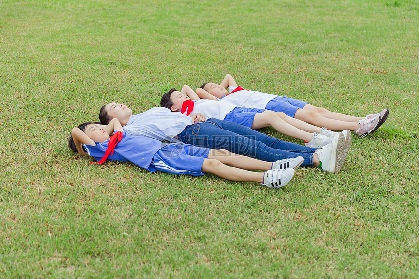 学生们和老师躺在草地上图片
