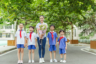 教师节学生给老师献花图片