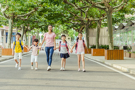 背书包学生教师节老师牵着学生们上学背景