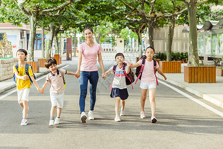 老师同学教师节老师牵着学生们上学背景