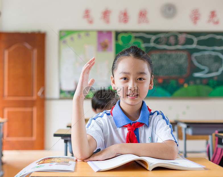 课堂举手发言认真上课的小学生同学