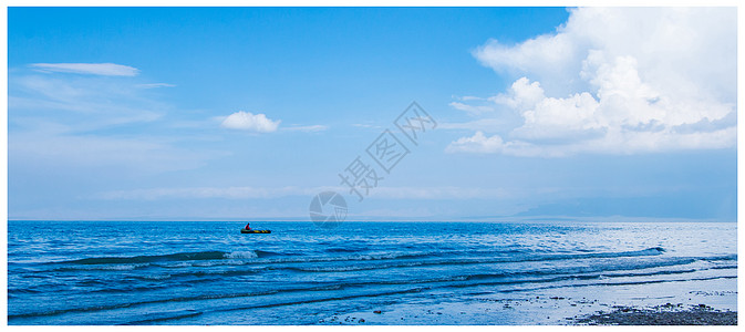 干净美丽的青海湖上漂小舟背景图片