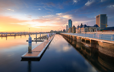 城市海上天际线城市风光宁静的港湾背景