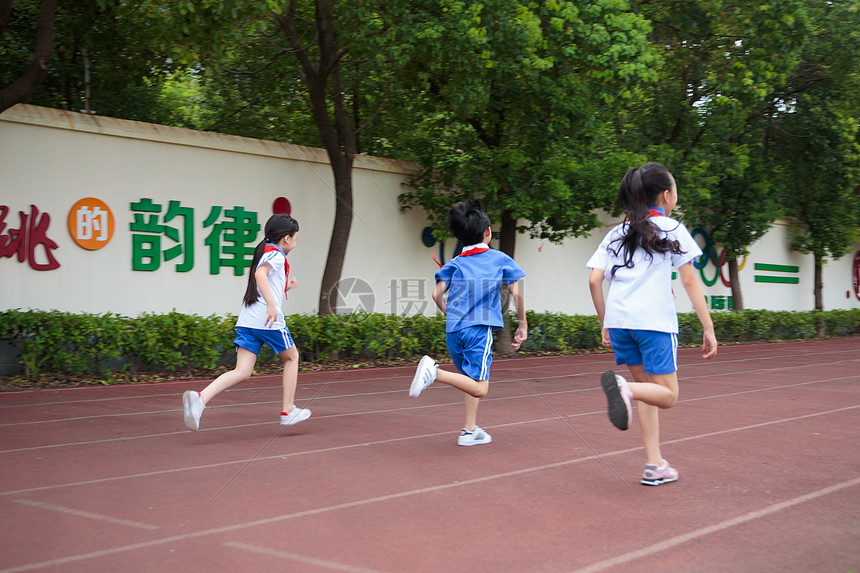 摄图网为您提供照片正版 高清照片下载,该高清照片标题为学生操场跑步