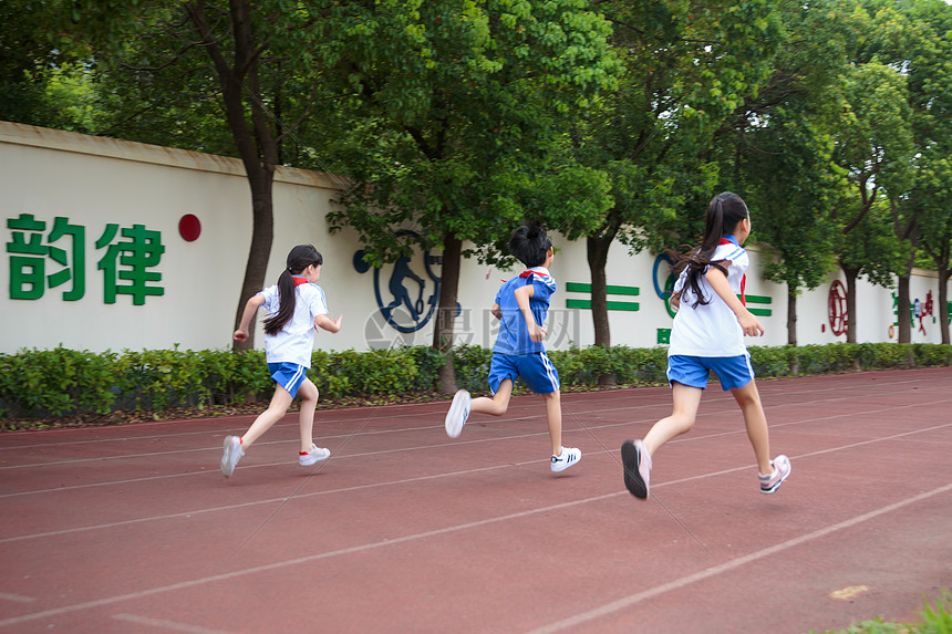 学生操场跑步运动图片