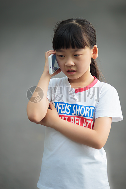 儿童学生手机打电话