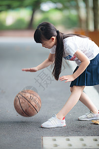 校园操场女学生篮球运动背景