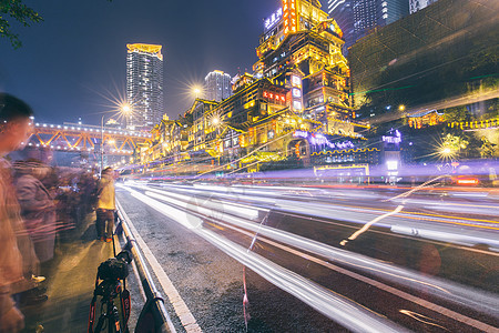 重庆洪崖洞夜景汽车公路车轨背景图片