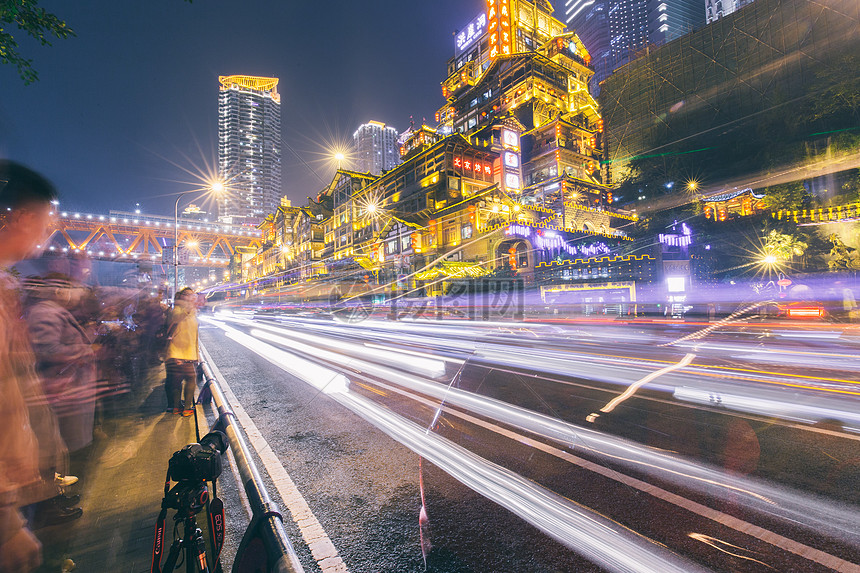 重庆洪崖洞夜景汽车公路车轨图片