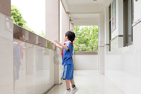 下课在走廊上玩飞机的小学生图片