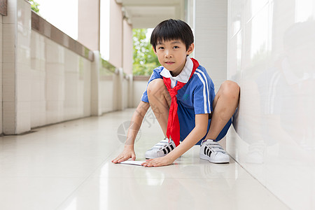 下课在走廊上玩飞机的小学生图片