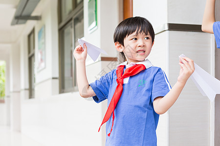 下课在走廊上玩飞机的小学生图片