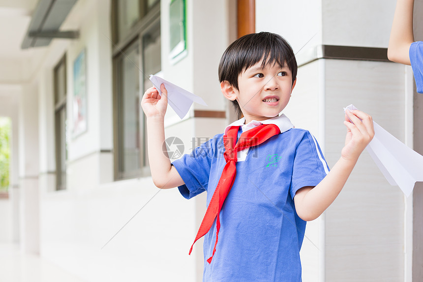 下课在走廊上玩飞机的小学生图片