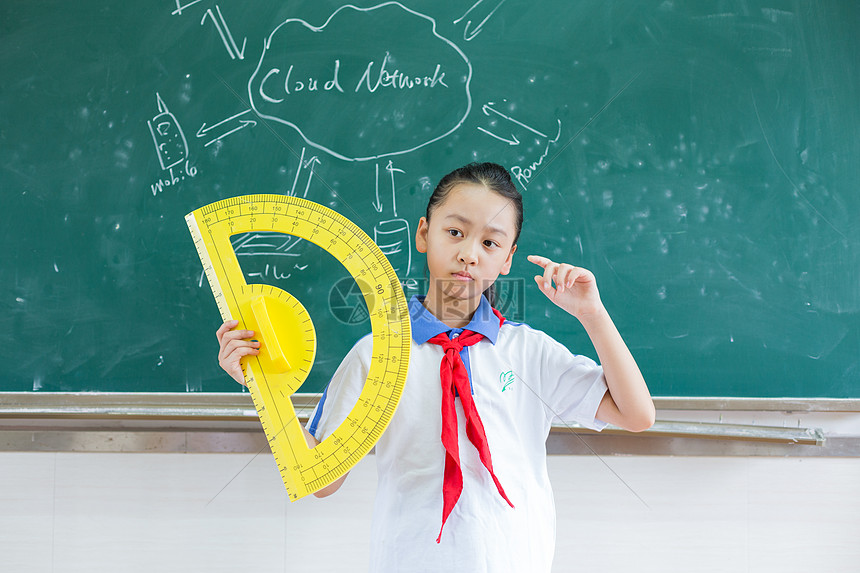 站在教室黑板前思考问题的小学生图片