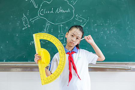 站在教室黑板前思考问题的小学生图片