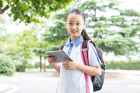 网络课程小学生使用平板电脑边走边学背景