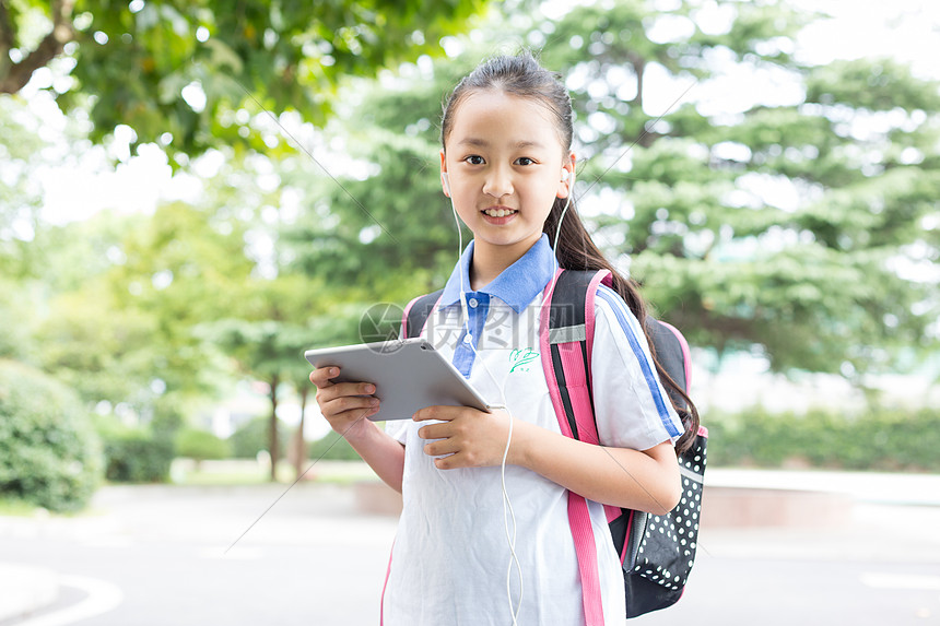 小学生使用平板电脑边走边学图片