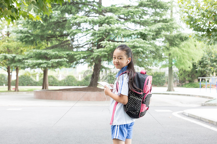 小学生使用平板电脑边走边学图片