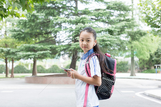 小学生使用平板电脑边走边学图片