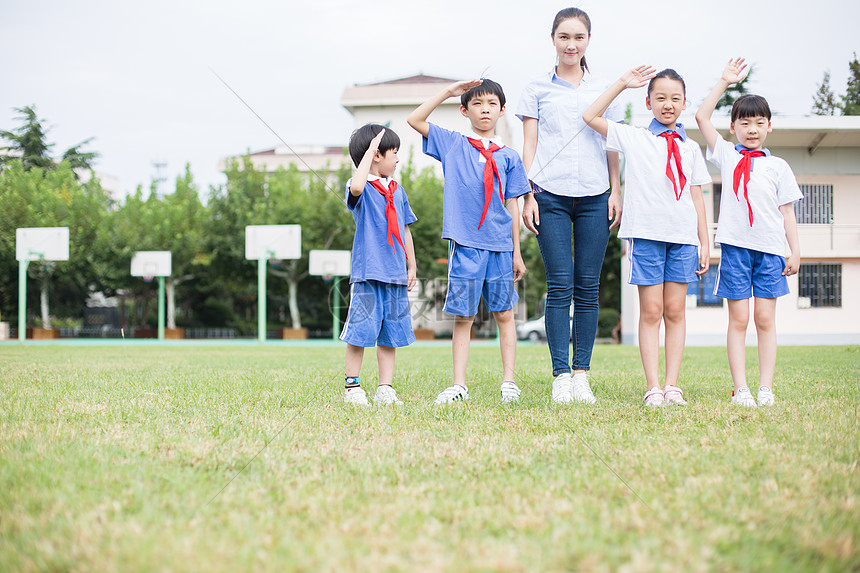 小学老师带着同学们在操场上玩耍欢呼