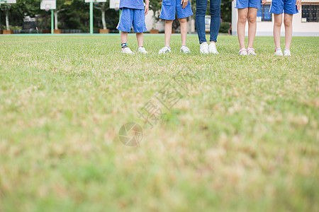 小学老师带着同学们在操场上玩耍欢呼图片