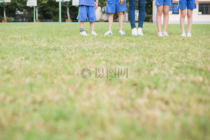 小学老师带着同学们在操场上玩耍欢呼图片