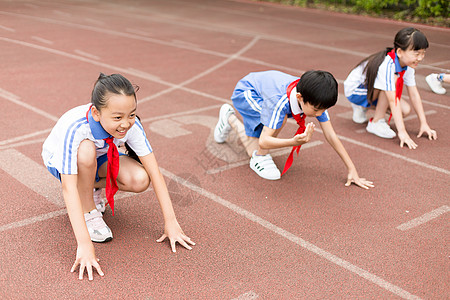 小学放学操场上跑步运动的小学生背景