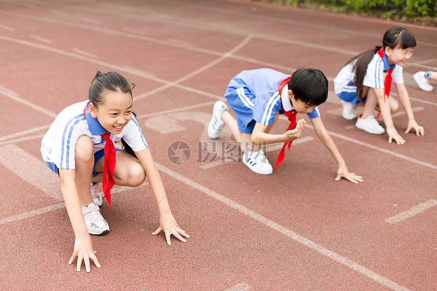 操场上跑步运动的小学生图片