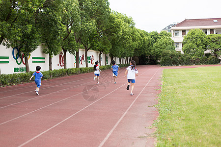 追逐操场上跑步运动的小学生背景