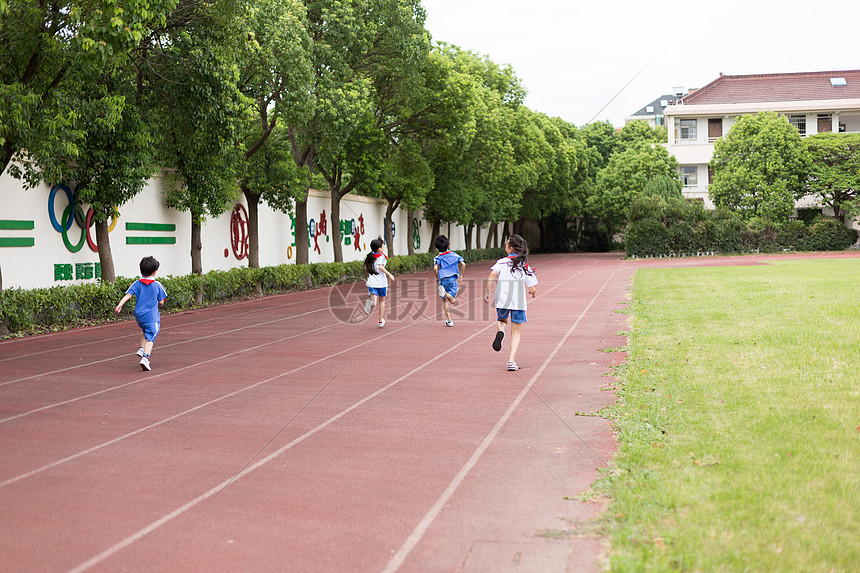 操场上跑步运动的小学生