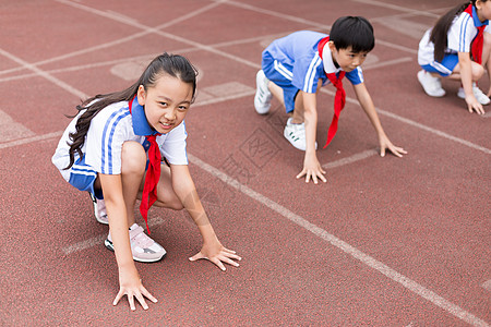 小学生运动会操场上跑步运动的小学生背景