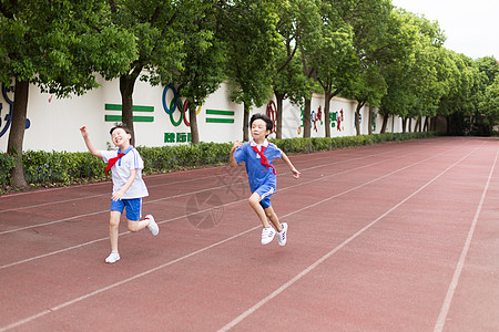 小学生运动会操场上跑步运动的小学生背景