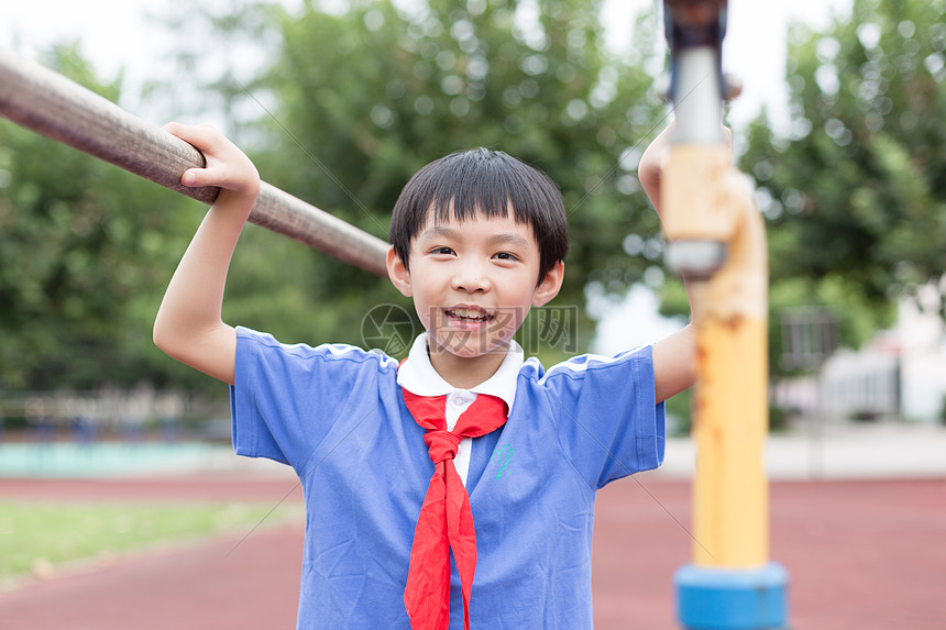 在操场上运动玩耍的小学生男生图片