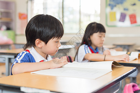 穿校服的学生课堂上认真上课的小学生同学背景