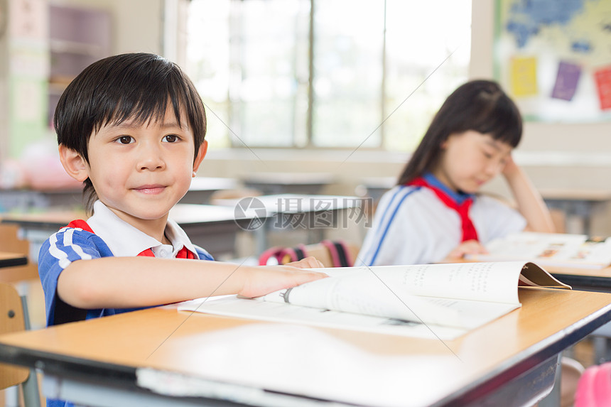 课堂上认真上课的小学生同学