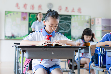 穿校服的学生课堂上认真上课的小学生同学背景