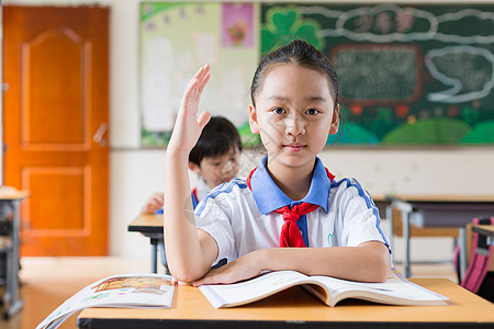 课堂上认真学习举手发言的同学图片