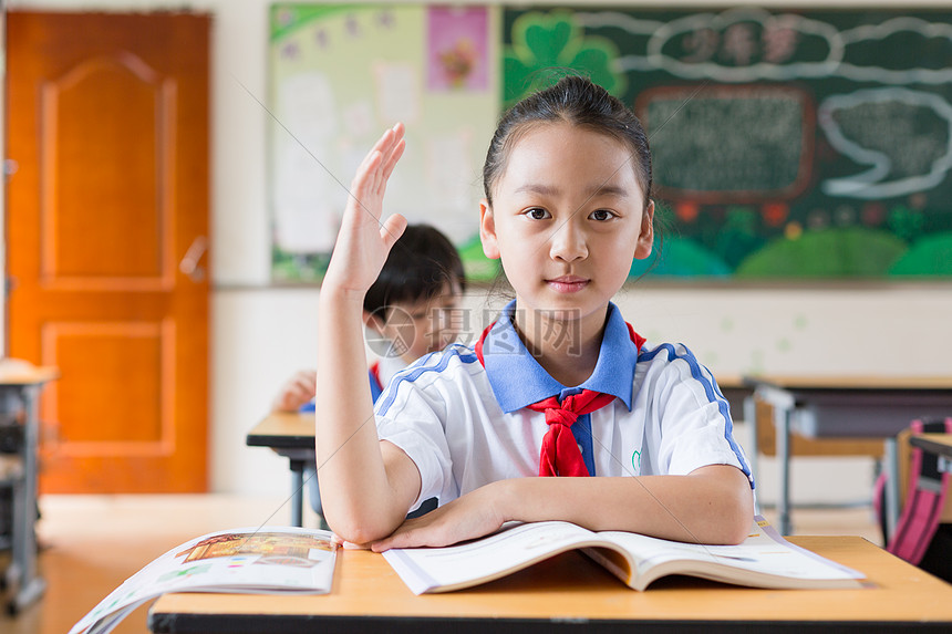 课堂上认真学习举手发言的同学