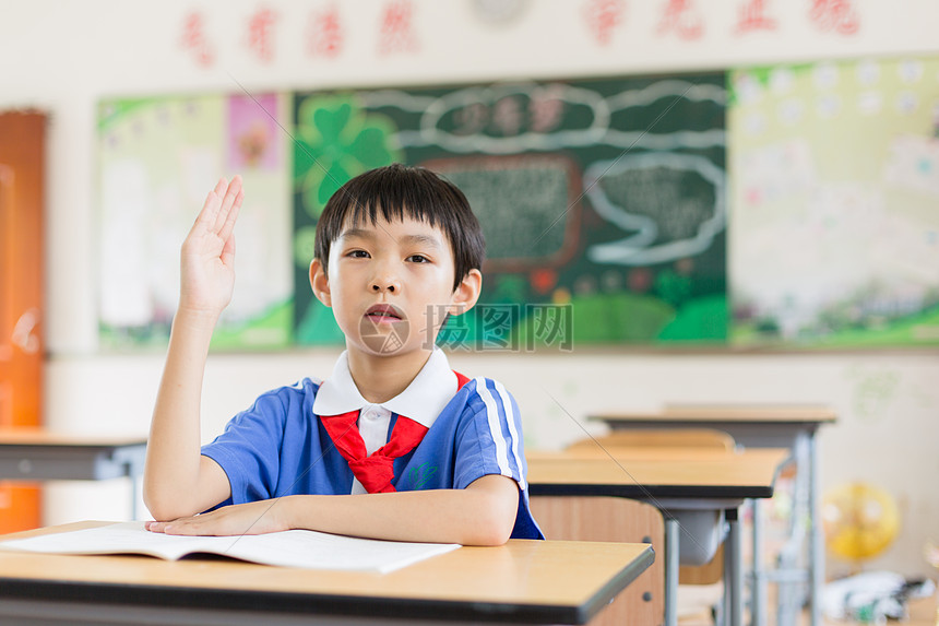 课堂上认真学习举手发言的同学图片